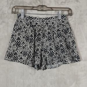 MUDD Juniors Size 7/8 Black and White Geometric Tribal Print Shorts Pockets UEC